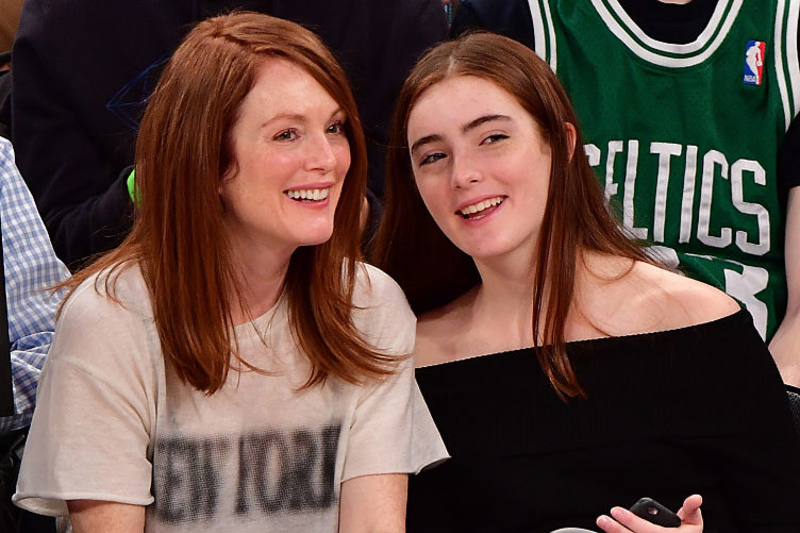 Julianne Moore y Liv Freundlich | Getty Images Photo by James Devaney