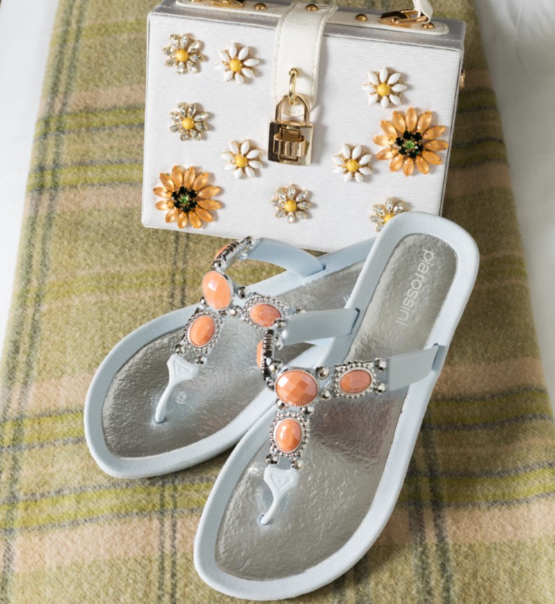 Chanclas de diseñador | Alamy Stock Photo by Keith mindham