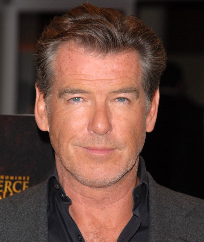 Pierce Brosnan empujó a James Corden | Shutterstock