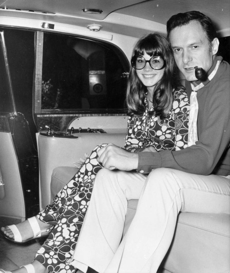 El difunto Hugh Hefner con su novia, la modelo Barbi Benton | Getty Images Photo by Keystone