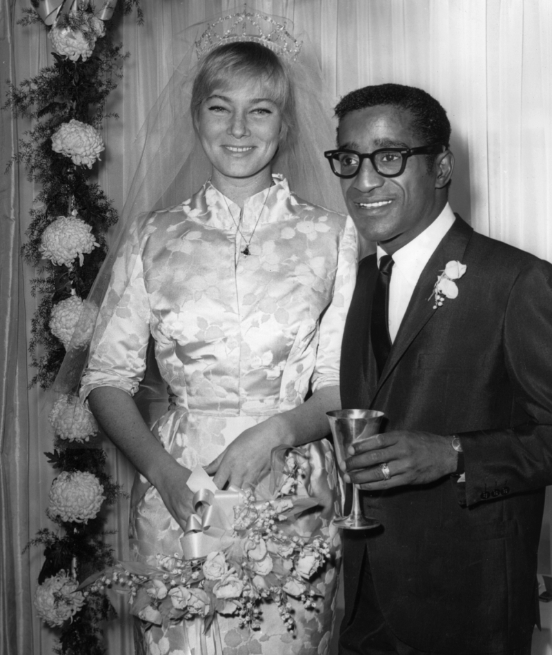 May Britt And Sammy Davis Jr. el día de su boda | Getty Images Photo by Hulton Archive