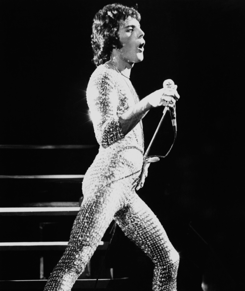 Freddie Mercury luciendo un mono plateado | Getty Images Photo by Gus Stewart/Redferns