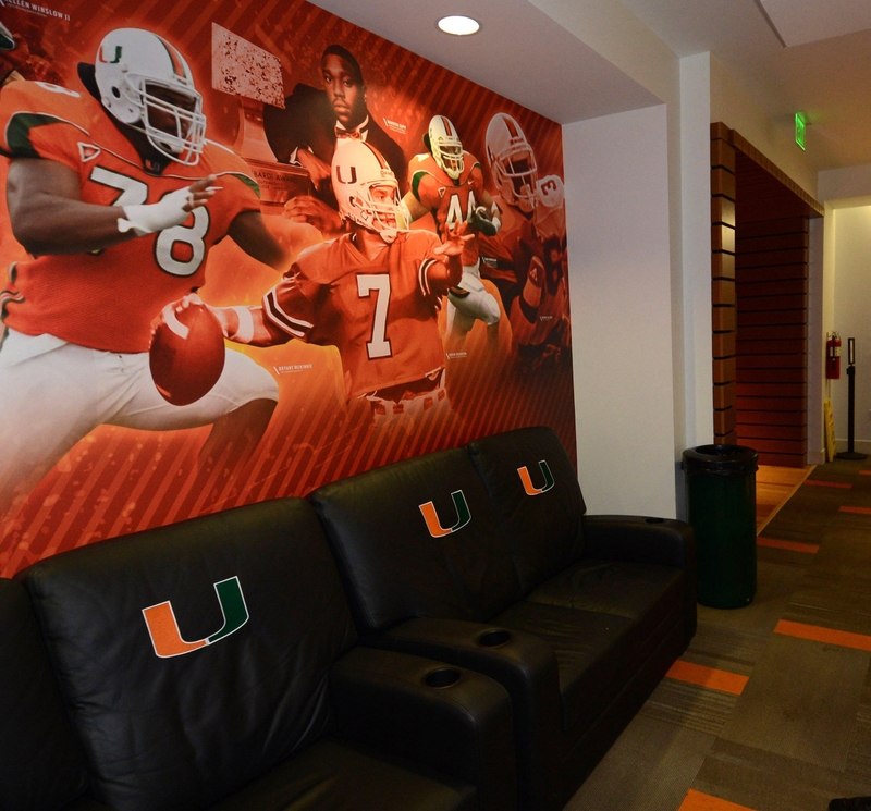 A Private Locker Room | Alamy Stock Photo by John Green/Cal Sport Media