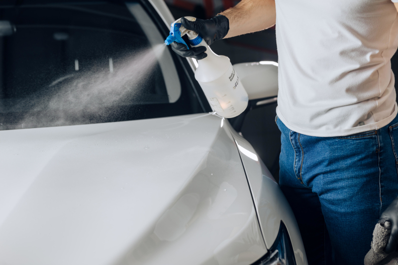 Clean Windows With White Vinegar | Alamy Stock Photo by Albert Shakirov