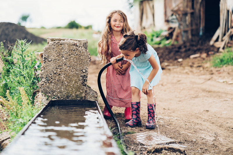 Wasser aus Gartenschläuchen trinken | Getty Images Photo by pixlefit