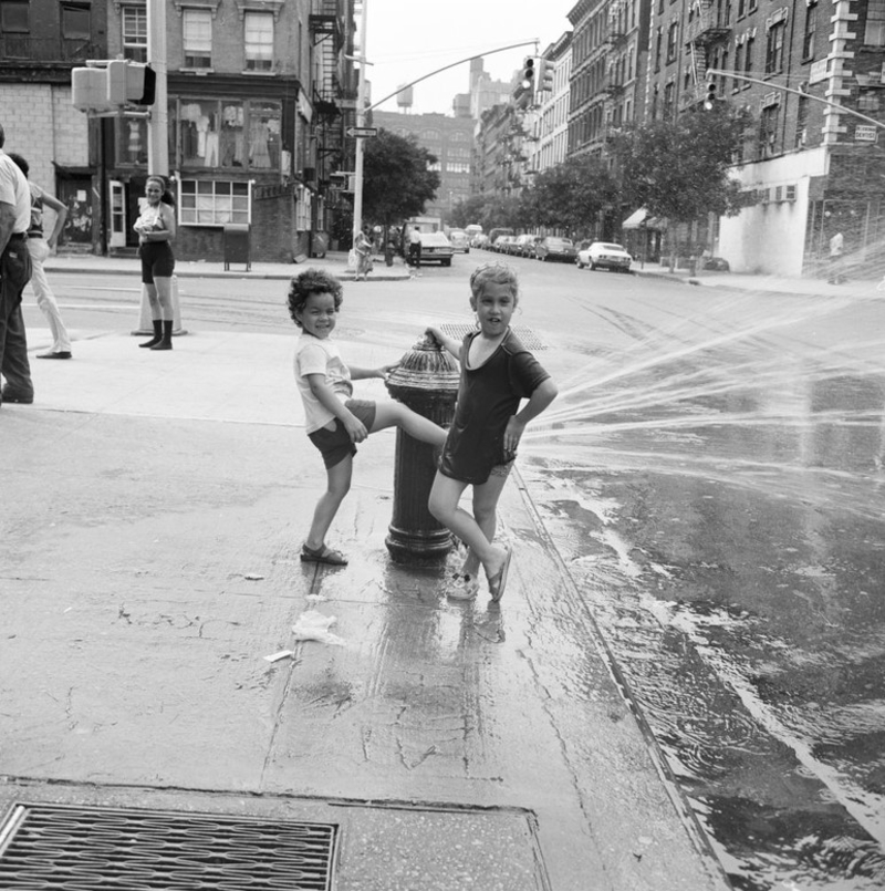 Feuerhydrantduschen | Getty Images Photo by Edmund Vincent Gillon/Museum of the City of New York