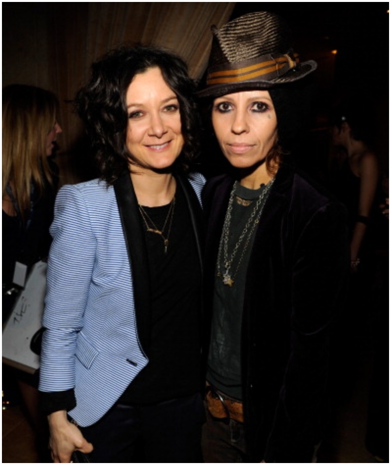 La pareja de estrellas Sara Gilbert y Linda Perry | Getty Images Photo by Kevin Mazur/WireImage