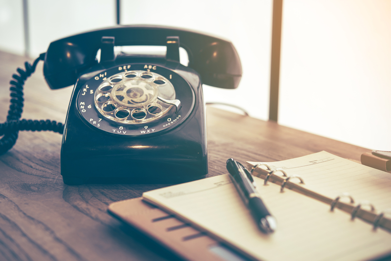 Auf ein Telefongespräch warten | Shutterstock Photo by totojang1977