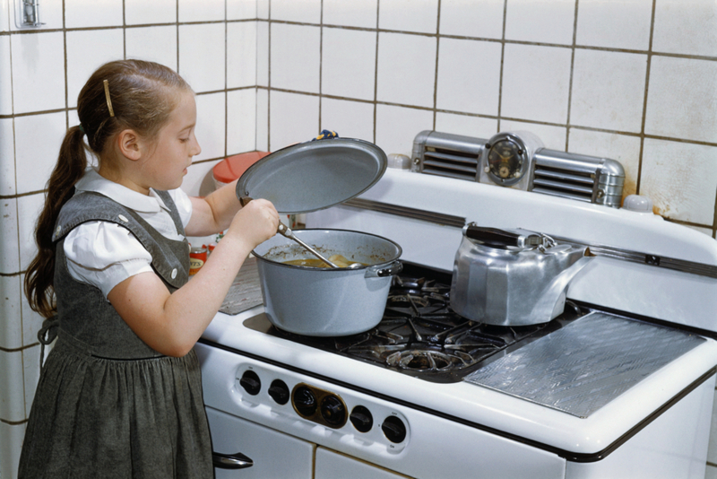 Kinder, die den Ofen und den Herd benutzen | Getty Images Photo by William Gottlieb/CORBIS