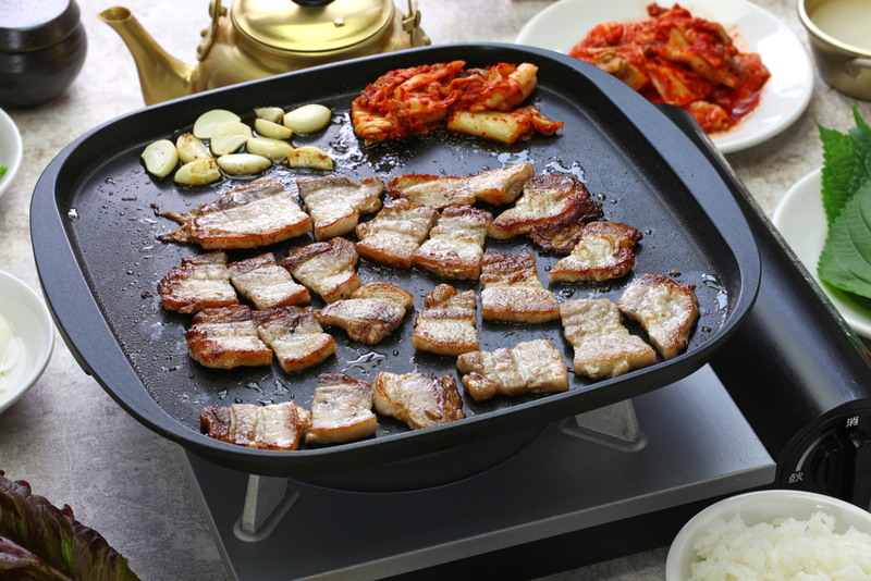 Mantén caliente la comida de la fiesta usando una plancha | Shutterstock