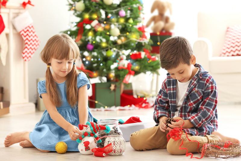 Mantén a los niños felices abriendo regalos | Shutterstock