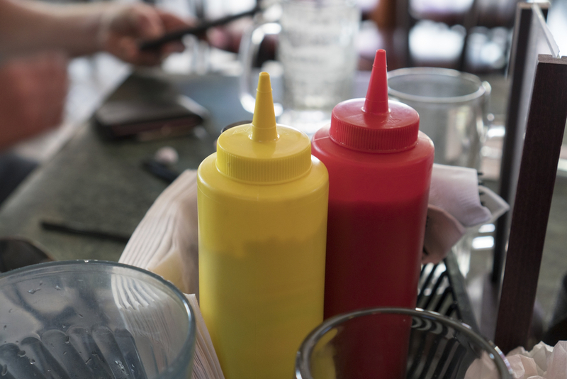 Decora de forma más limpia usando botellas de condimentos | Shutterstock