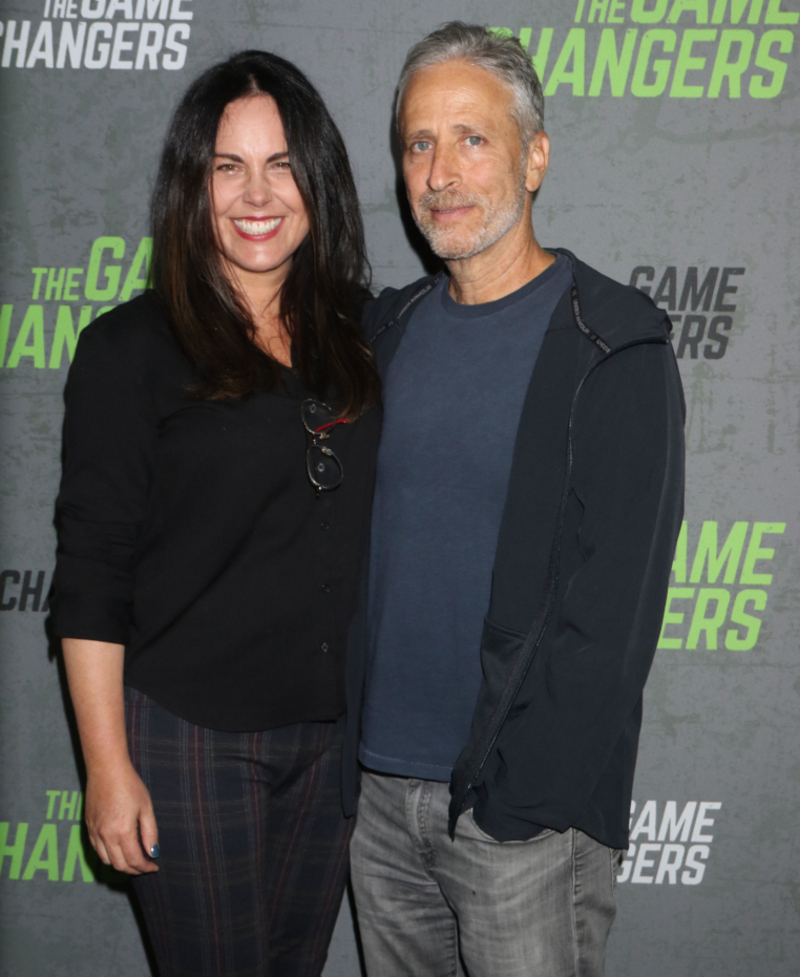 Jon Stewart y Tracey McShane | Alamy Stock Photo by RW/MediaPunch