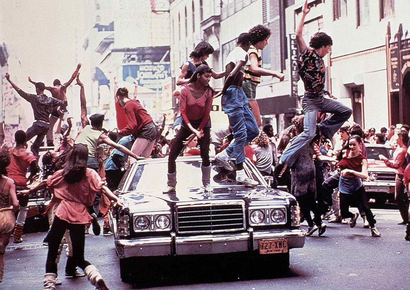 Crowds Dancing to “Fame” in the Film “Fame” | Alamy Stock Photo by United Archives GmbH/IFA Film