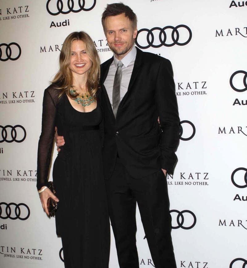 Joel McHale und Sarah Williams – zusammen seit 1996 | Alamy Stock Photo by WENN Rights Ltd 