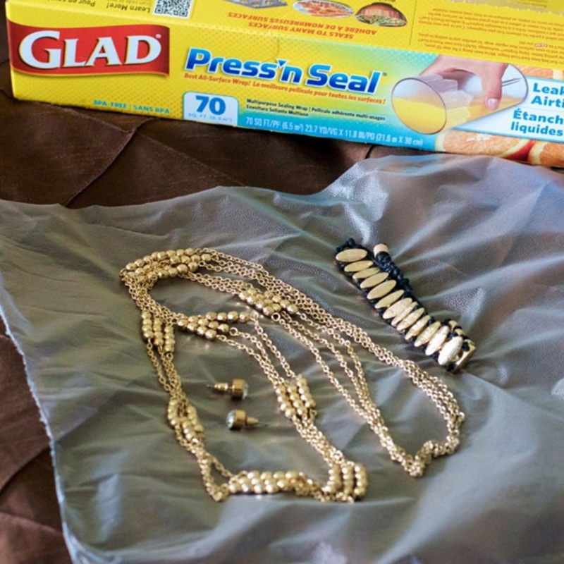 Keep Your Jewelry Detangled With This Tip | Instagram/@savoringthegood