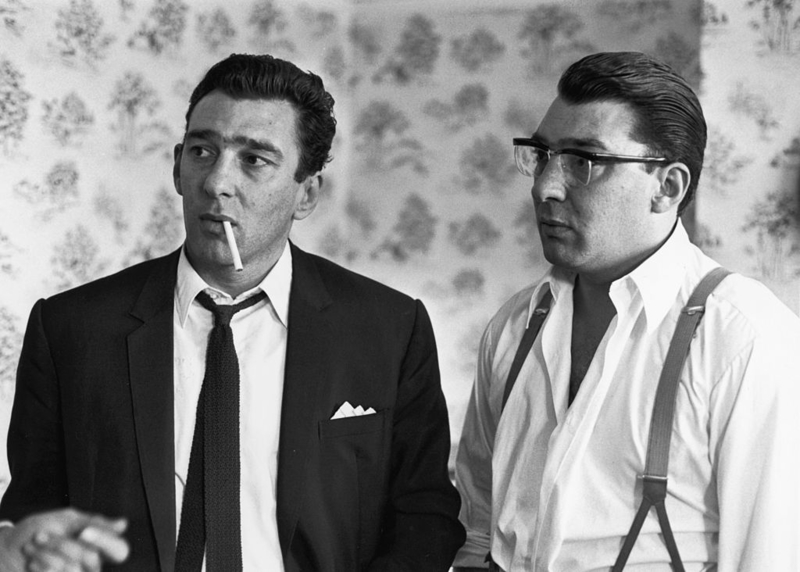 Ronnie und Reggie Kray | Getty Images Photo by William Lovelace/Daily Express/Hulton Archive