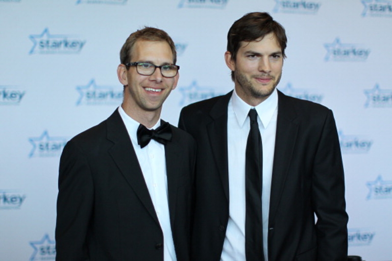 Ashton Kutcher und Michael Kutcher | Getty Images Photo by Adam Bettcher