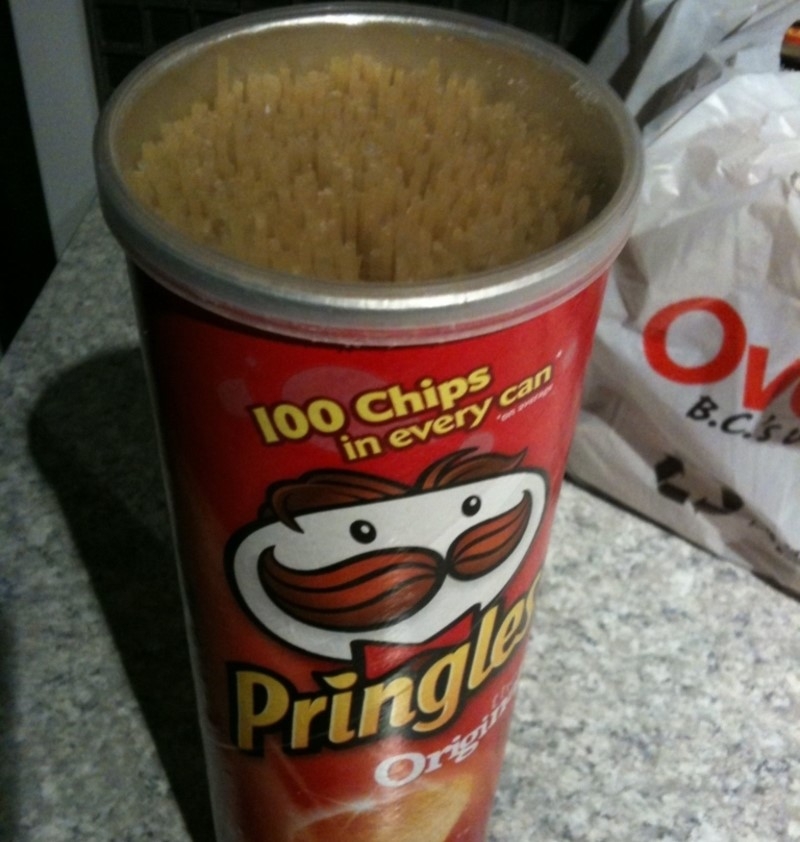 Spaghetti in einer Pringles-Dose aufbewahren | Imgur.com/bNt9j