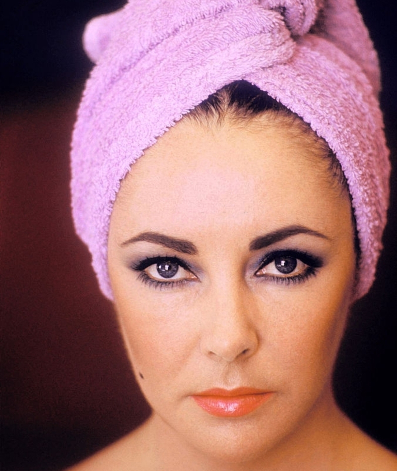 Verschaffe dir diese Elizabeth Taylor Augen | Getty Images Photo by Hulton Archive