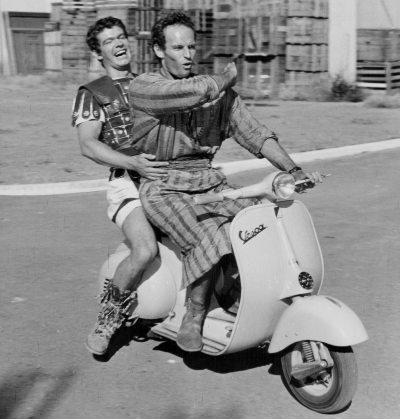 Paseando en Vespa por el plató | Getty Images Photo by Archive Photos