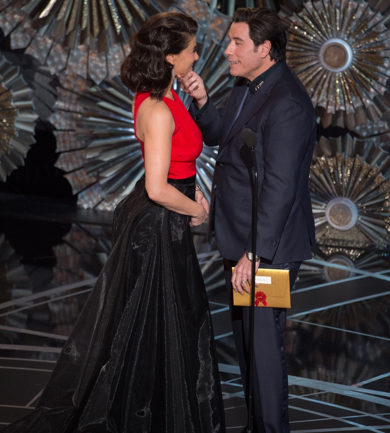 John Travolta se interpone en la cara Idina Menzel | Alamy Stock Photo by PictureLux / The Hollywood Archive 