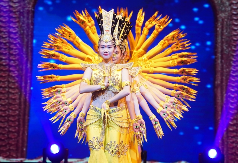 Die Frau mit den vielen Armen | Getty Images Photo by Ji Chunpeng/Xinhua 