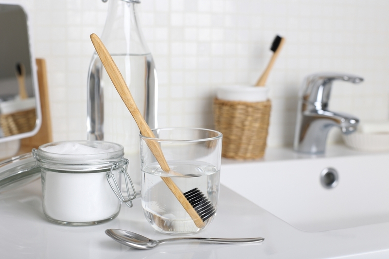 Limpiar el cepillo de dientes | Shutterstock Photo by Aygul Bulte 
