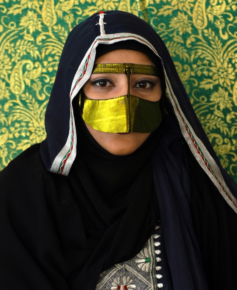 La vestimenta tradicional de la mujer qatarí | Alamy Stock Photo
