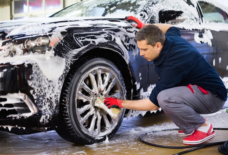 Lave o Carro com Shampoo de Criança Para Remover Manchas | Shutterstock