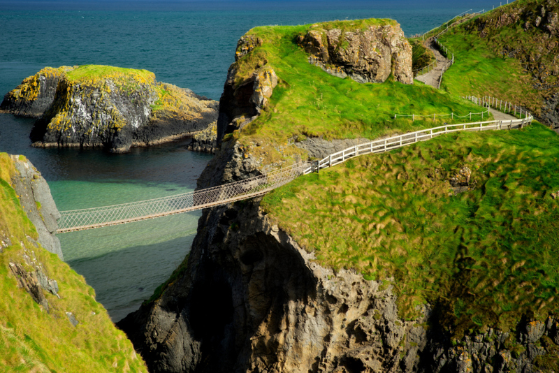 Puente de cuerda Carrick-a-Rede, Irlanda del Norte | Alamy Stock Photo by Dennis Frates 