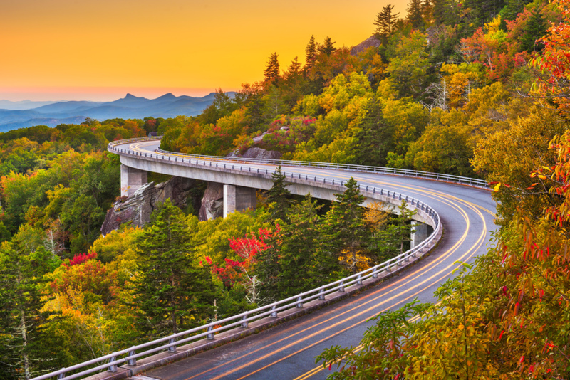 Viaducto de Linn Cove, Estados Unidos | Alamy Stock Photo by Sean Pavone 