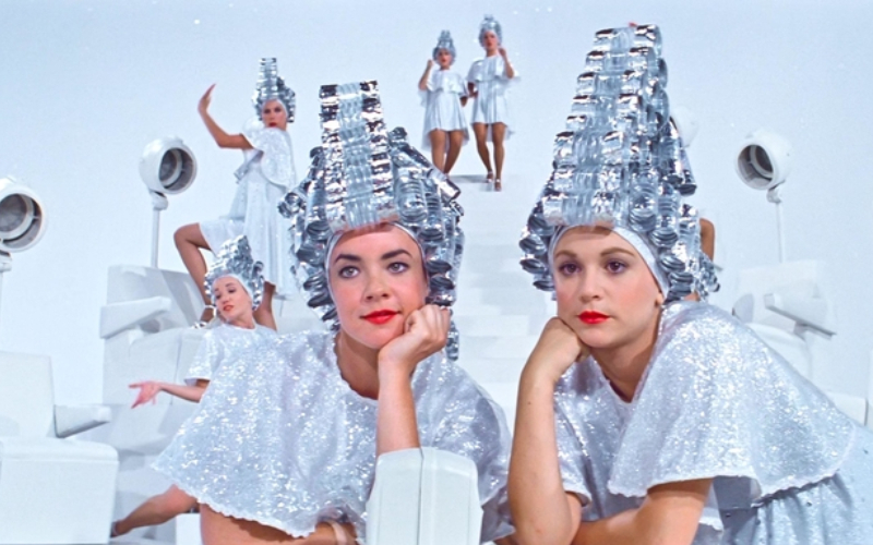 Beauty School Side-Eye | Alamy Stock Photo by Landmark Media