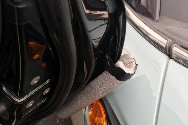 Macarrão de Espuma na Porta do Carro | Reddit.com/lifehacks