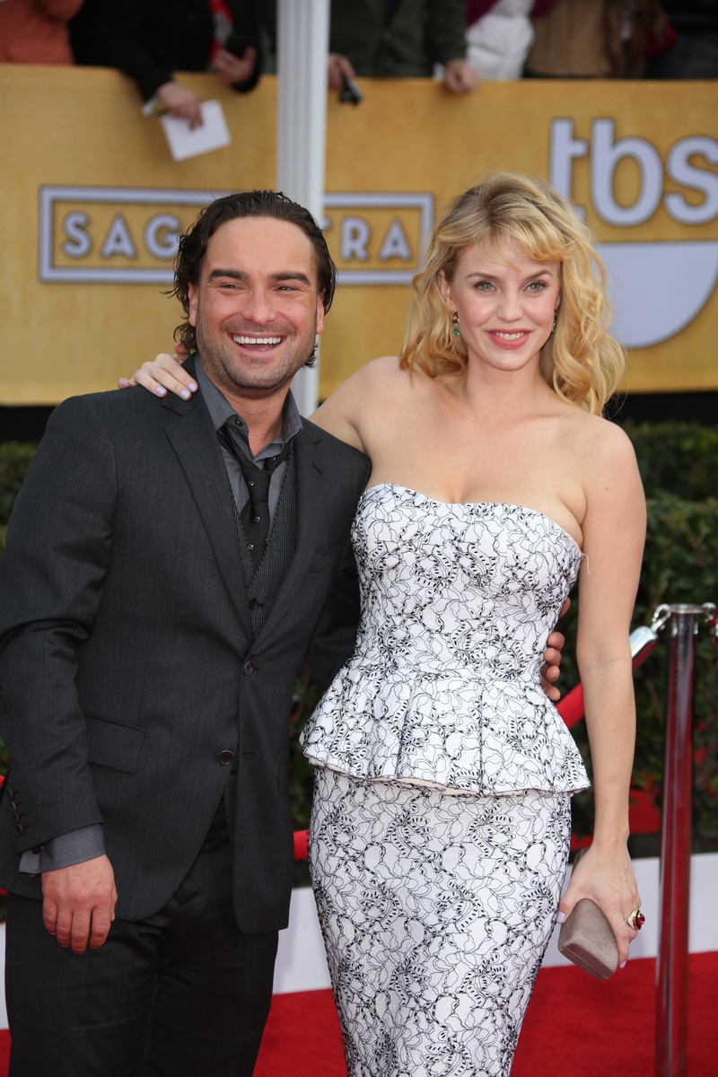 Johnny Galecki e Kelli Garner | Alamy Stock Photo