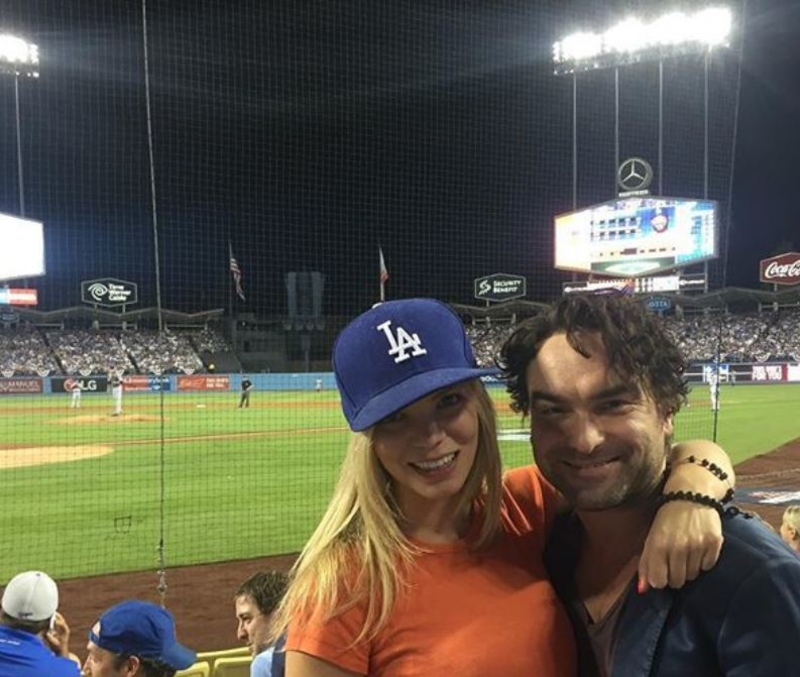 Johnny Galecki et Ariella Nicole | Instagram 