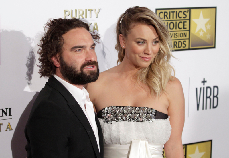 Johnny Galecki et Kaley Cuoco | Alamy Stock Photo