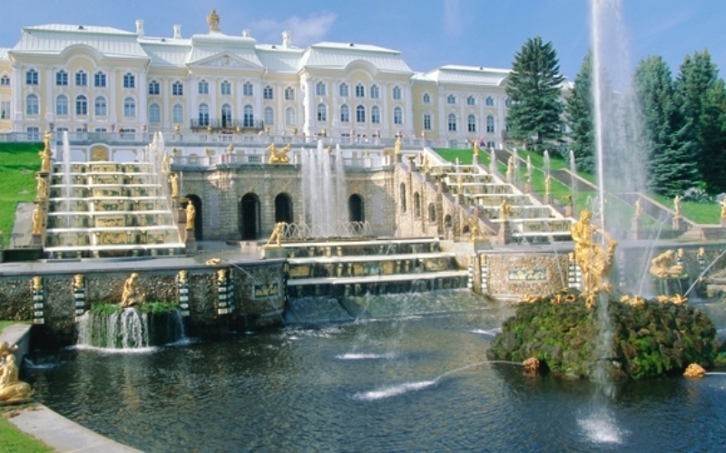 Palacio de Peterhof | Alamy Stock Photo