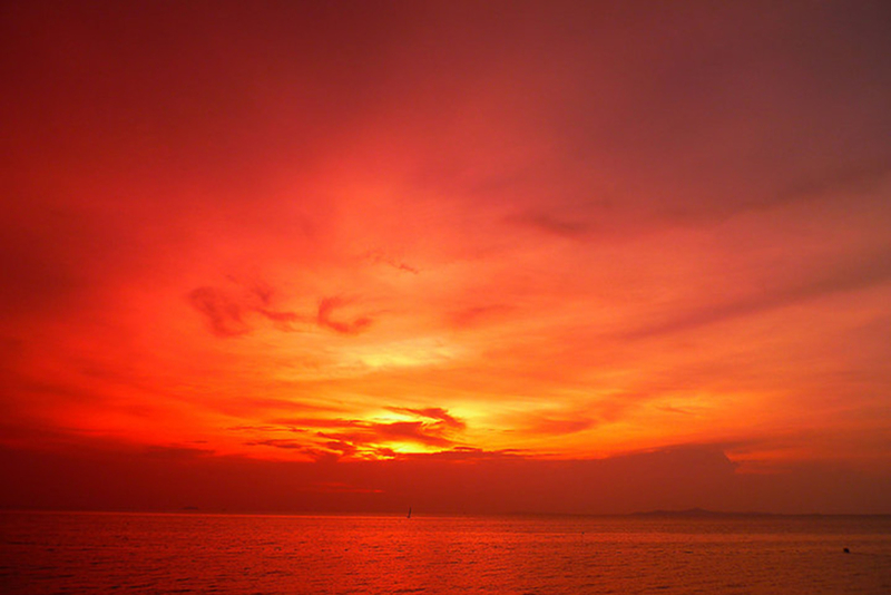 Les ciels rouges vous indiquent la météo, de jour comme de nuit | Getty Images Photo by zaozaa09