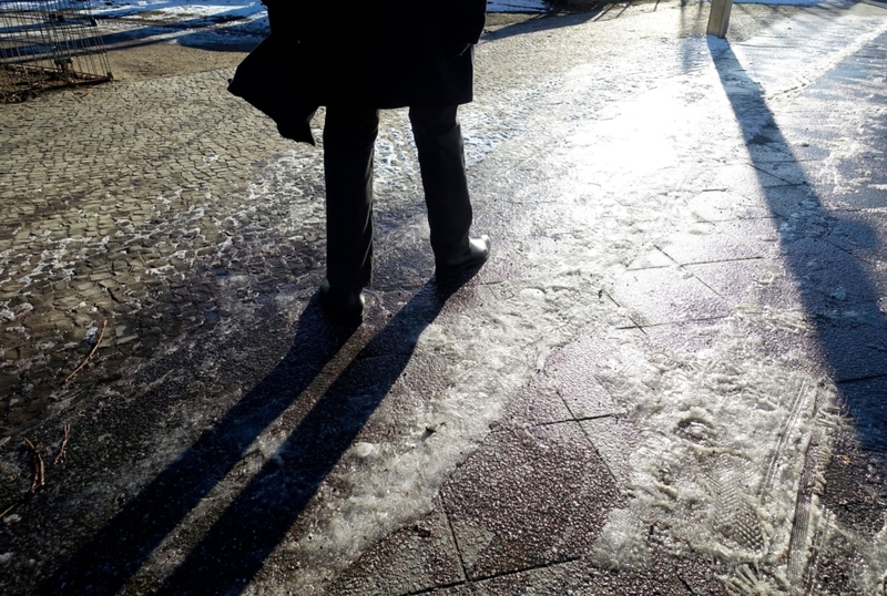 Des pavés qui brillent sont synonymes de danger pendant l'hiver | Alamy Stock Photo by Sibylle A. Möller