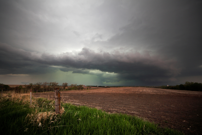 Un ciel vert annonce une météo difficile | Alamy Stock Photo by LorenRyePhoto