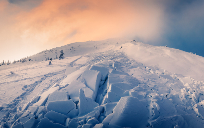 La neige craquelée peut signifier une avalanche imminente | Shutterstock