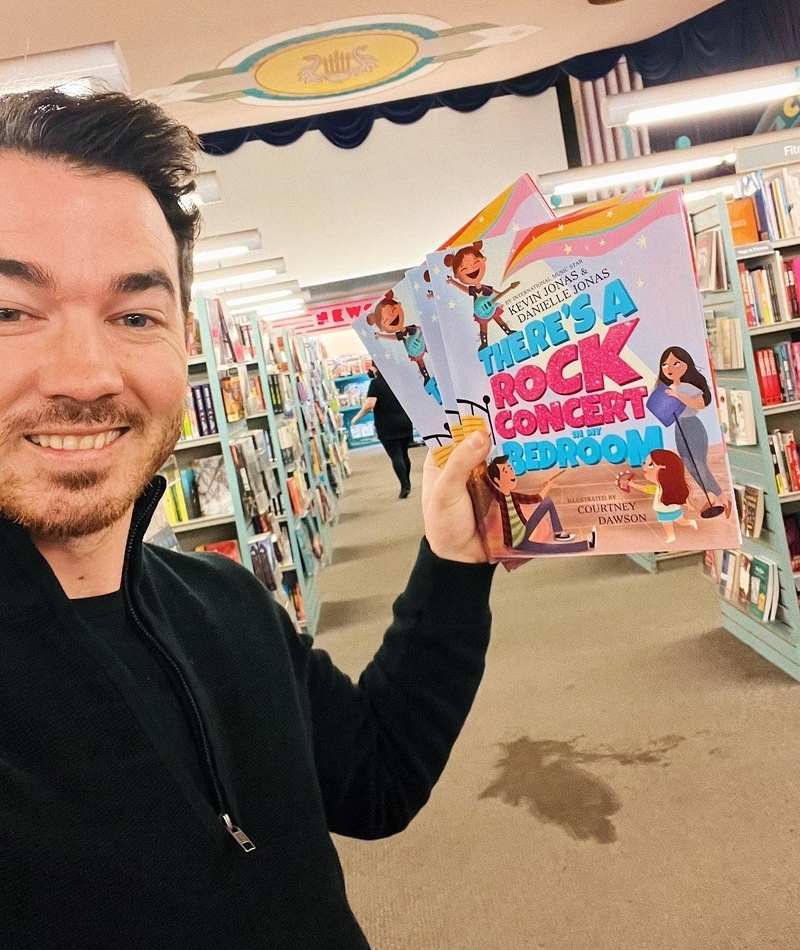 Kevin es autor de libros para niños | Instagram/@kevinjonas