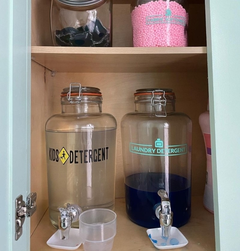 Use o Dispenser de Bebidas como um Dispenser de Detergente | Instagram/@vongretchendecor