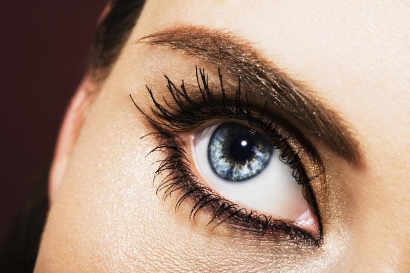 Mascara für die unteren Wimpern | Getty Images Photo by IngaIvanova