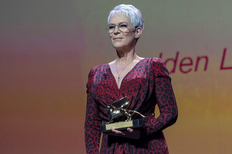 Receiving the Lifetime Achievement Award | Alamy Stock Photo by Independent Photo Agency/Alamy Live News