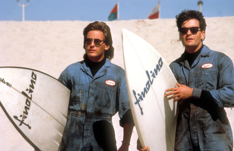 Charlie Sheen y Emilio Estévez | Alamy Stock Photo by Moviestore Collection Ltd