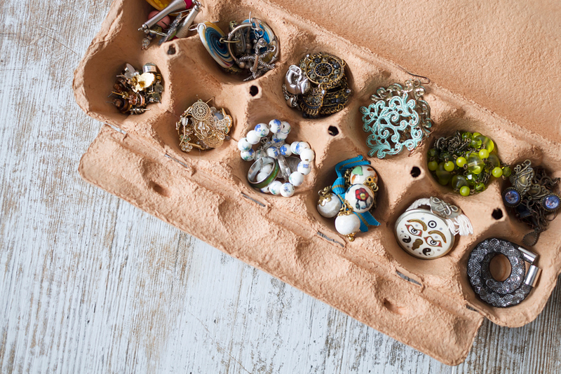 Boîtes à œufs pour ranger les boucles d’oreilles | Shutterstock Photo by Ondacaracola