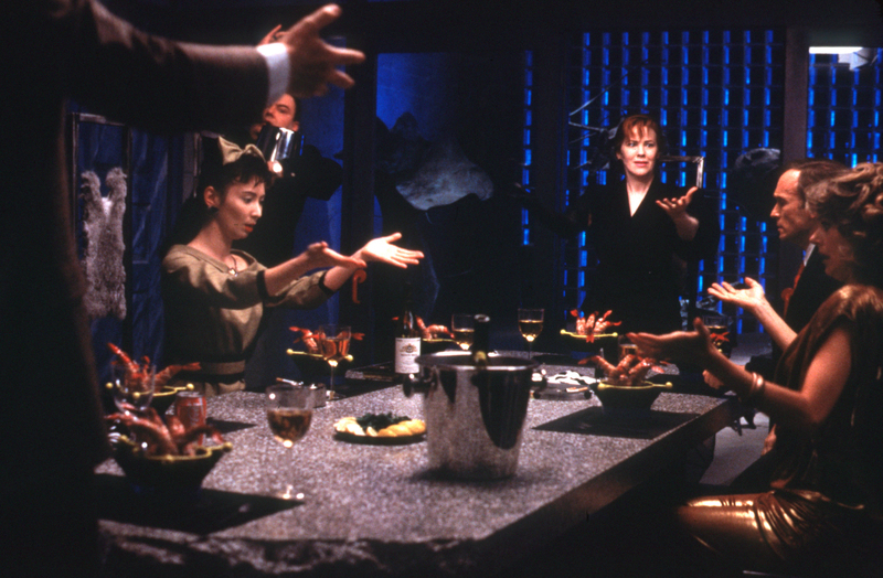 Los invitados a la cena bailan improvisadamente “Day-O” en “Beetlejuice” | Alamy Stock Photo by PictureLux/The Hollywood Archive