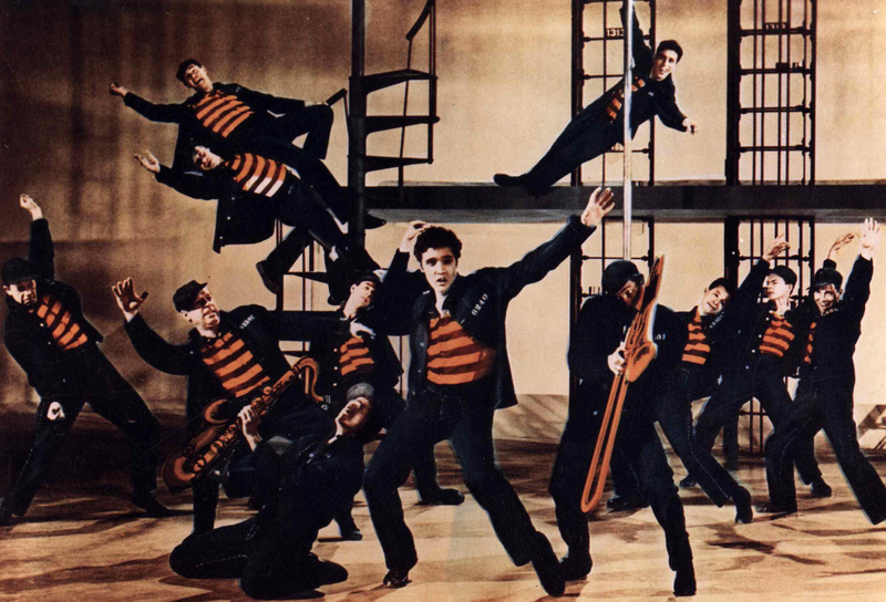 Elvis interpretando “Jailhouse Rock” en la película “Jailhouse Rock” | Alamy Stock Photo by United Archives GmbH/IFA Film